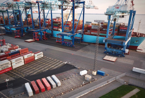 A container freighter on quay